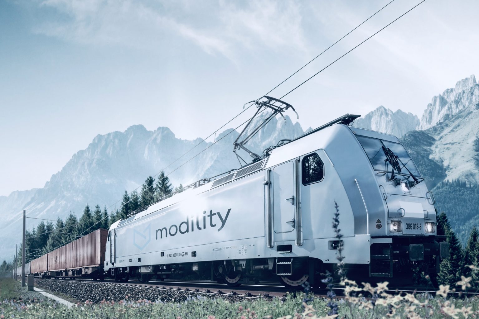 Kombinierter Verkehr: modility Lokomotive in Landschaft